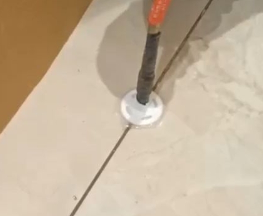 依兰瓷砖空鼓维修公司专业解答瓷砖在铺贴过程中，如果没有涂抹均匀到位的粘结材料（如水泥砂浆或瓷砖胶），可能会导致以下问题
