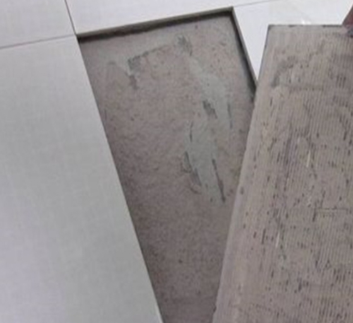 依兰瓷砖空鼓维修公司分享瓷砖铺贴时如果打浆（即涂抹在瓷砖背面和基层上的砂浆或瓷砖胶）过少，会带来以下问题